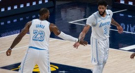 爱德华兹赛场意外：痛苦挣扎步履蹒跚，眼神坚定赴更衣室